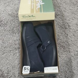 Thom McAn Women's Dark Navy Leather Loafers 5.5 Wide NWT